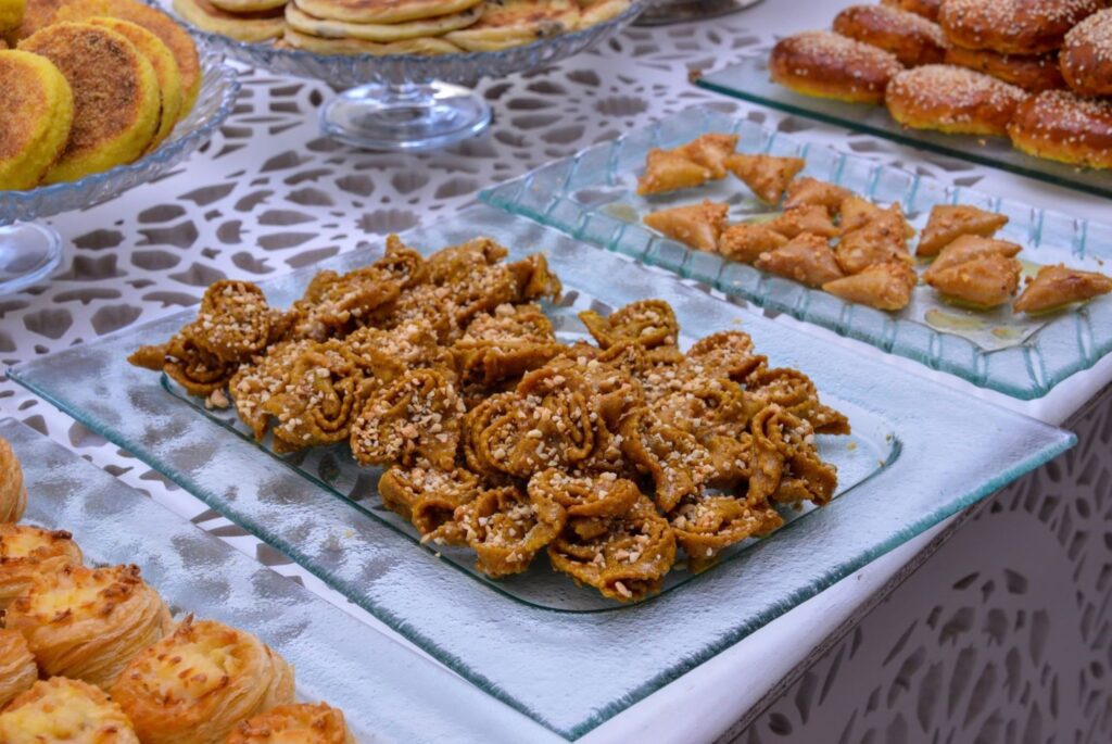 Traditional chebakia pastries arranged on decorative Moroccan plate Moroccan pastry traditional sweet honey Ramadan