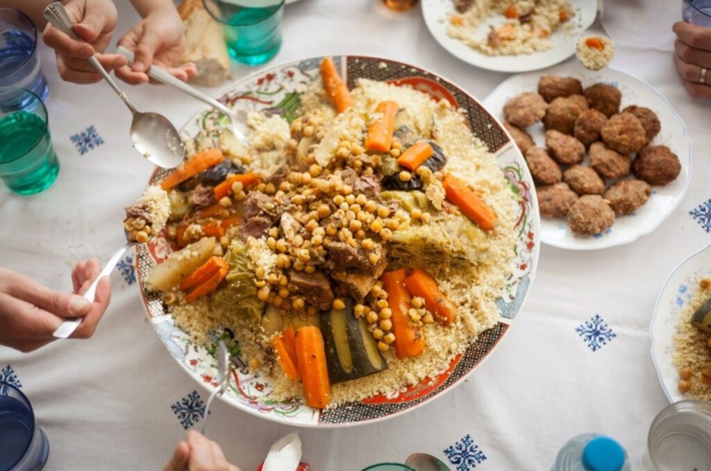 Amazigh Berber Yennayer New Year traditional feast Atlas Mountains - MAwebzine - MAwebzine Amazigh Berberfamilie viert Yennayer Nieuwjaar met een traditioneel feestmaal in een dorp in het Atlasgebergte tijdens Marokko's multiculturele feestdagenperiode, waarbij oude agrarische tradities en cultureel erfgoed worden getoond