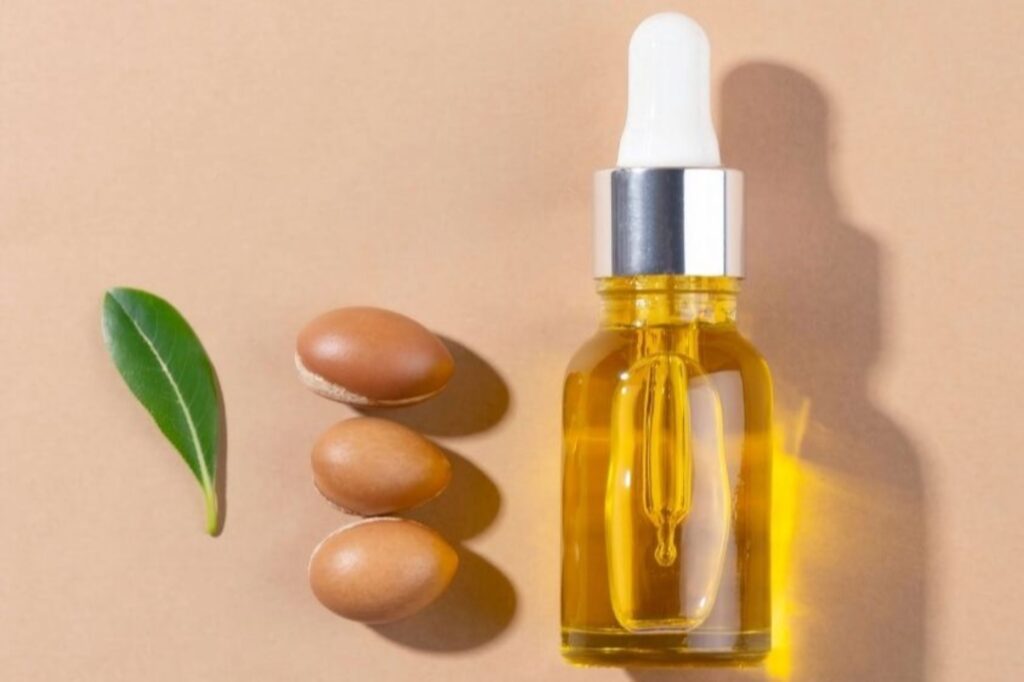 Pure Marokkaanse arganolie in een glazen fles, essentieel voor winterse huidverzorging ter bescherming tegen een droog klimaat, met traditionele schoonheidsingrediënten perfect voor de lage luchtvochtigheid in Marokko