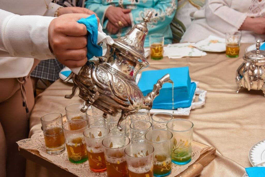 Traditionelle marokkanische Minztee-Zeremonie, die tägliche achtsame Absichten durch ein Wellness-Ritual darstellt, das Präsenz, Dankbarkeit und Gemeinschaftsunterstützung für eine nachhaltige Transformation im Jahr 2026 betont