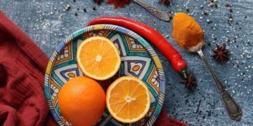Traditionelle marokkanische würzige Orangen auf dekorativem Teller während der Zitruszeit angeordnet, mit frischen Navel-Orangen mit Zimt und Orangenblütenwasser für authentische Desserrezepte
