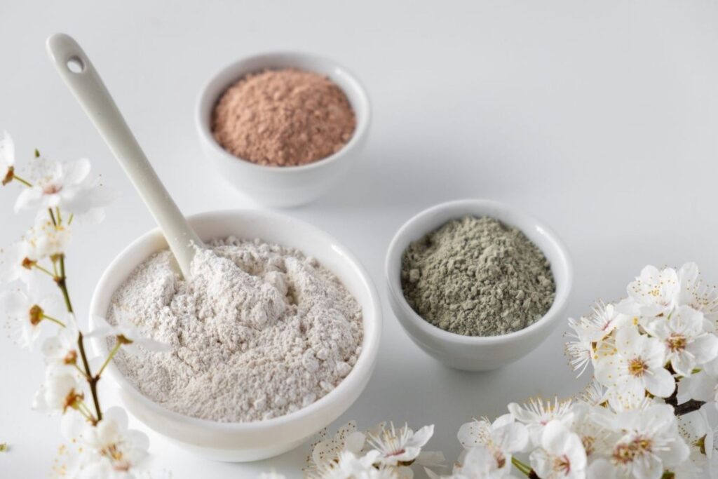 Traditioneel Rhassoul kleipoeder uit het Atlasgebergte in een keramische kom voor winterse huidverzorgingsmaskers, met authentieke Marokkaanse mineraalrijke ingrediënten die de droge huid op natuurlijke wijze beschermen