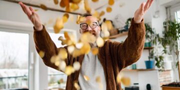 man blij als winnaar van Facebook-wedstrijd