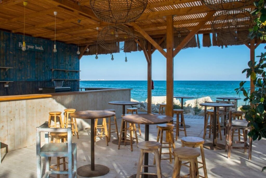 Culinaire scene Casablanca met traditioneel café dat muntthee en Marokkaanse patisserie serveert