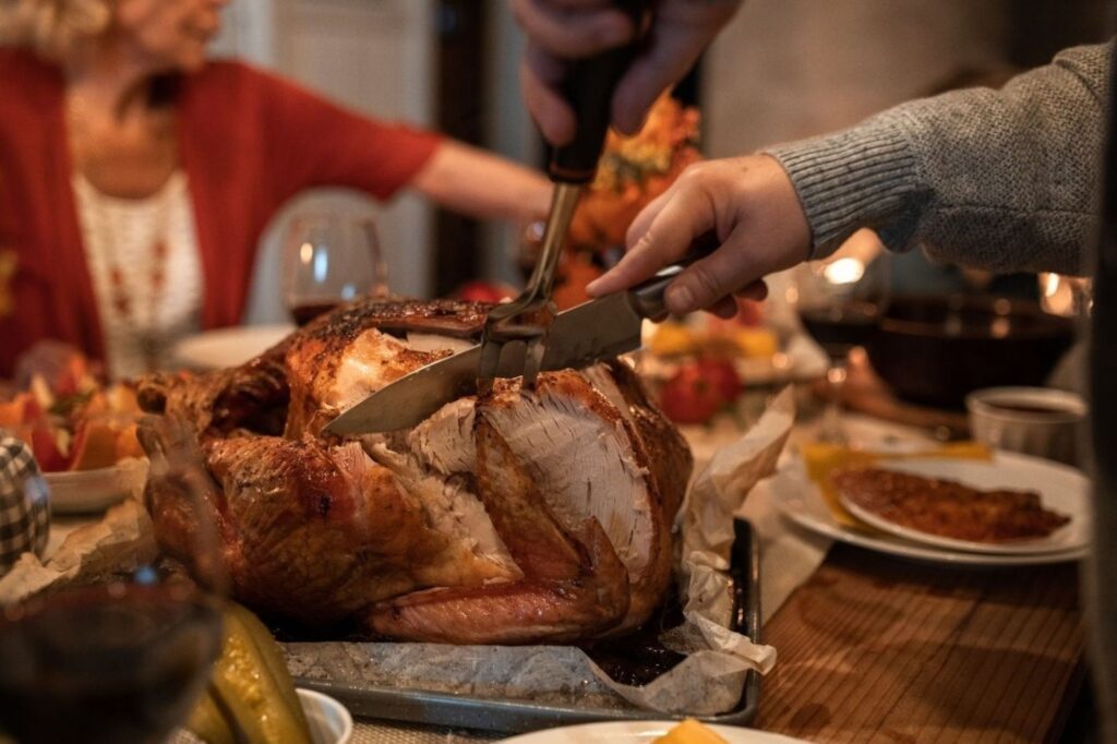 Marokkanisches Neujahrs-Familientreffen mit traditionellem Essen, bei dem Vorsätze und maghrebinische Absichten geteilt werden