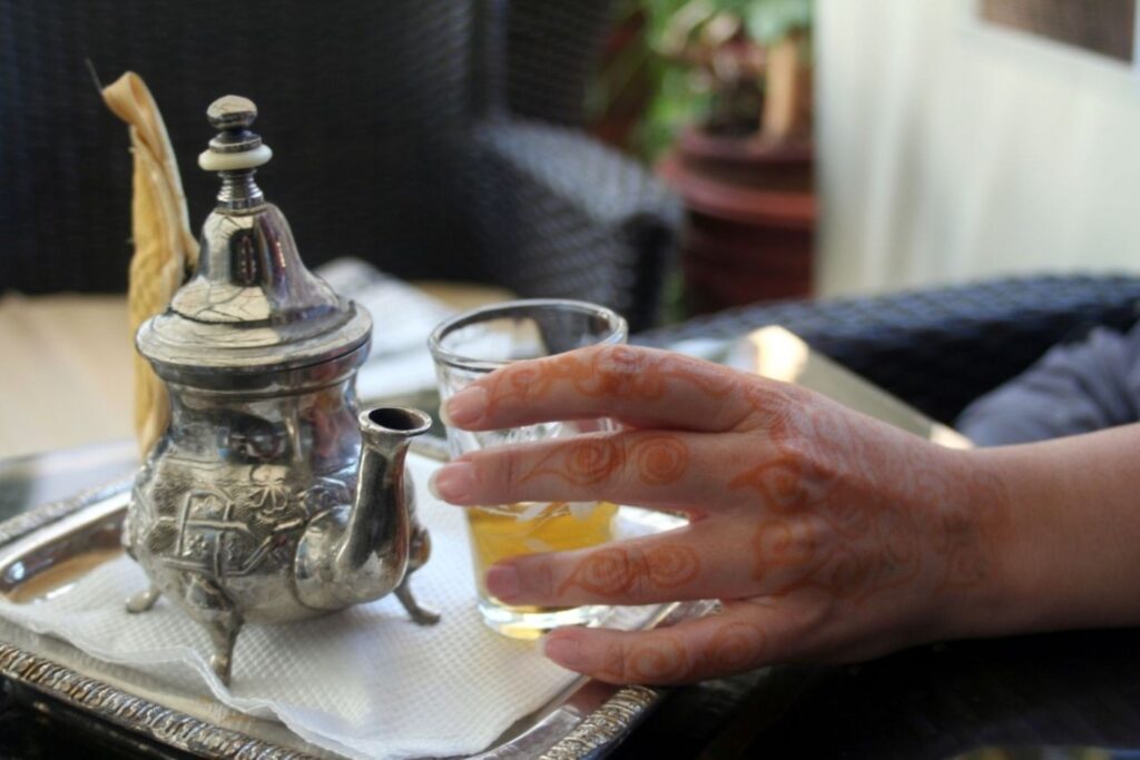 Marokkanische Neujahrstraditionen mit familiärer Teezeremonie zum Festlegen von Vorsätzen und Absichten