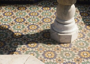 Marokkanische Fliesenarbeiten mit traditionellen geometrischen Zellige-Mustern für DIY-Heimdekorationsprojekte