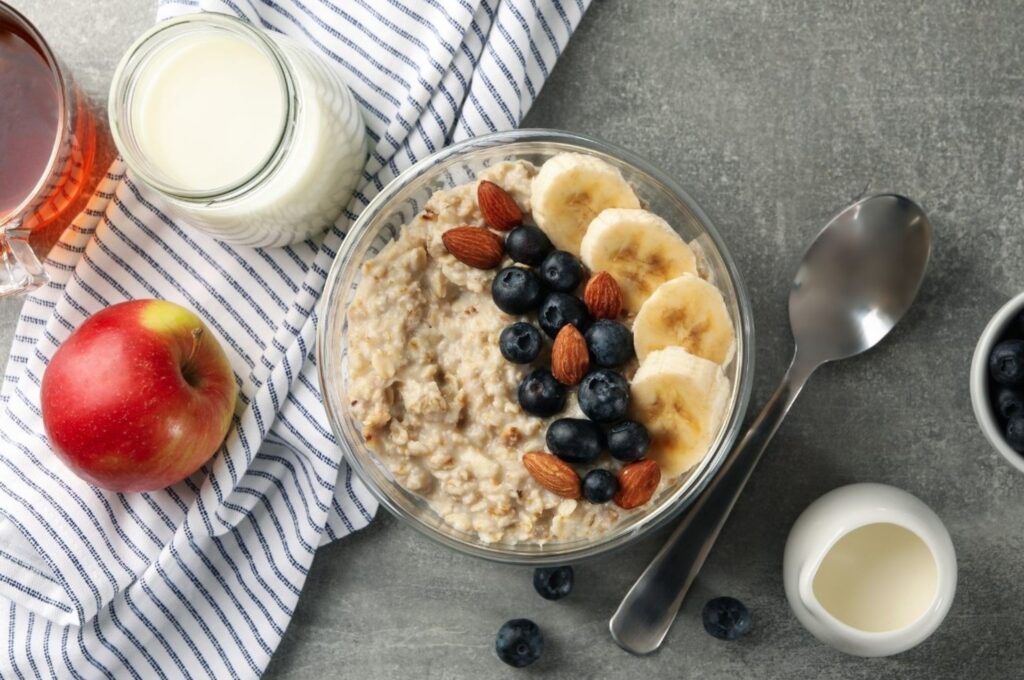 Repas de suhoor nutritif avec des céréales complètes, des protéines et des fruits pour une énergie durable pendant le jeûne