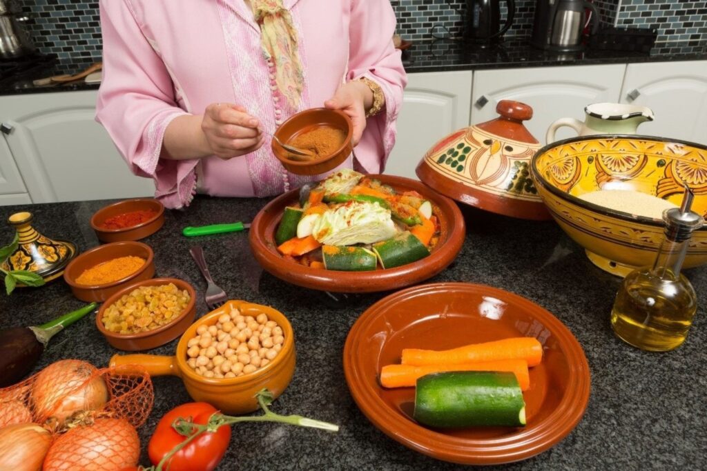 Recettes d'iftar équilibrées avec un tajine de légumes marocain préparé selon des méthodes de cuisson saines