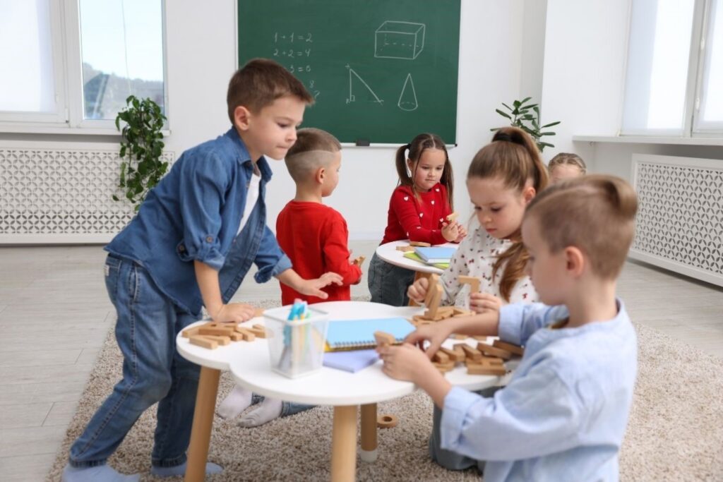 Enfants bilingues au Maroc dans un environnement parental moderne apprenant l'arabe et le français