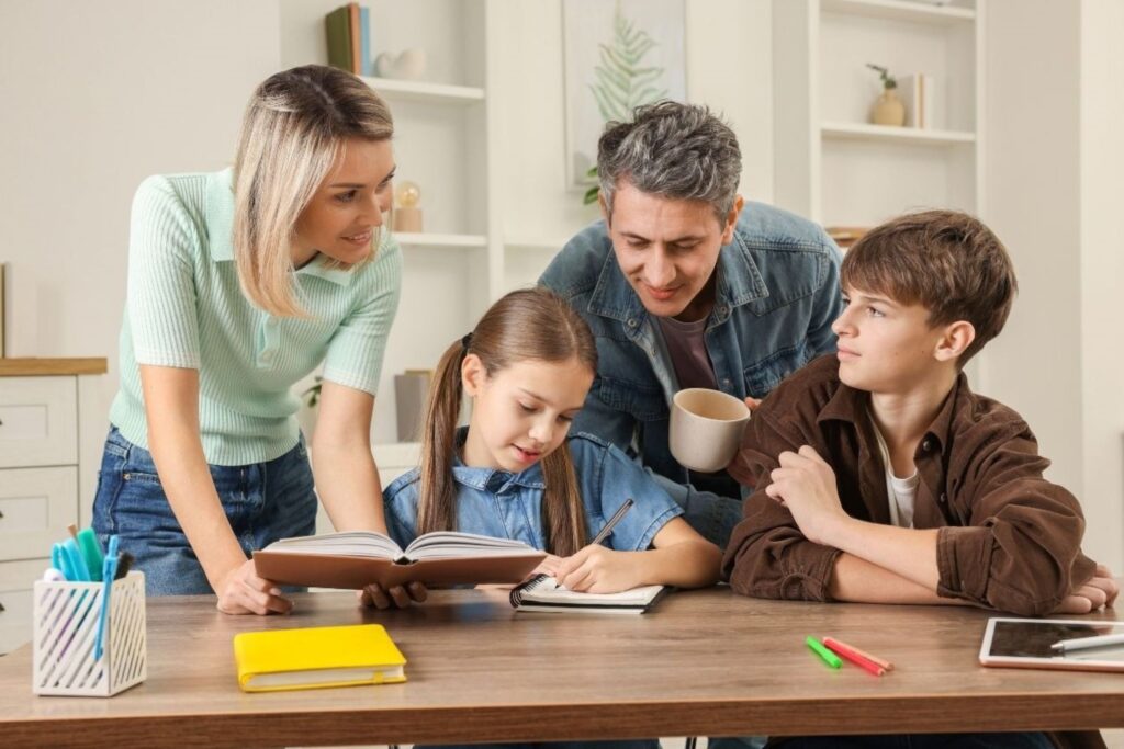 Conseils parentaux pour les familles marocaines utilisant les conversations pendant les repas pour la pratique linguistique des enfants bilingues