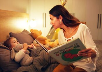 moroccan mother child reading book together home bilingual - MAwebzine Moroccan parenting tips with mother reading to bilingual children supporting language development at home
