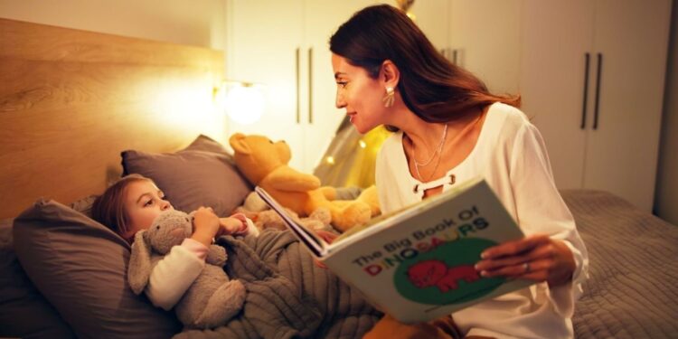 Conseils parentaux marocains avec une mère lisant à des enfants bilingues, favorisant le développement linguistique à la maison