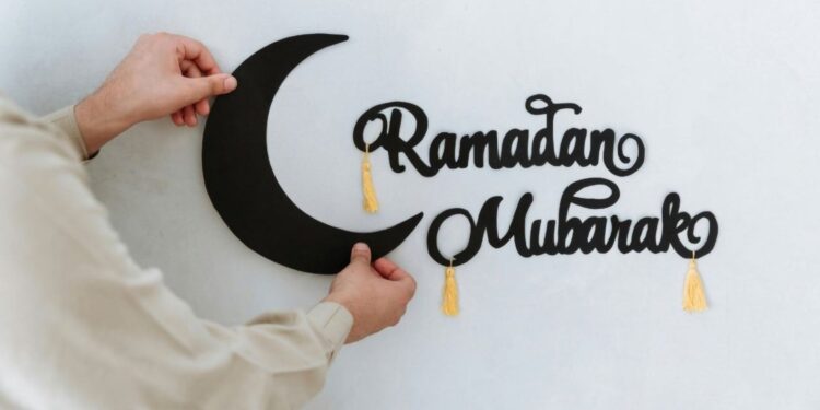 Marokkaner bereitet sich auf Ramadan vor mit traditionellen Moschee-Dekorationen und spiritueller Planungsatmosphäre