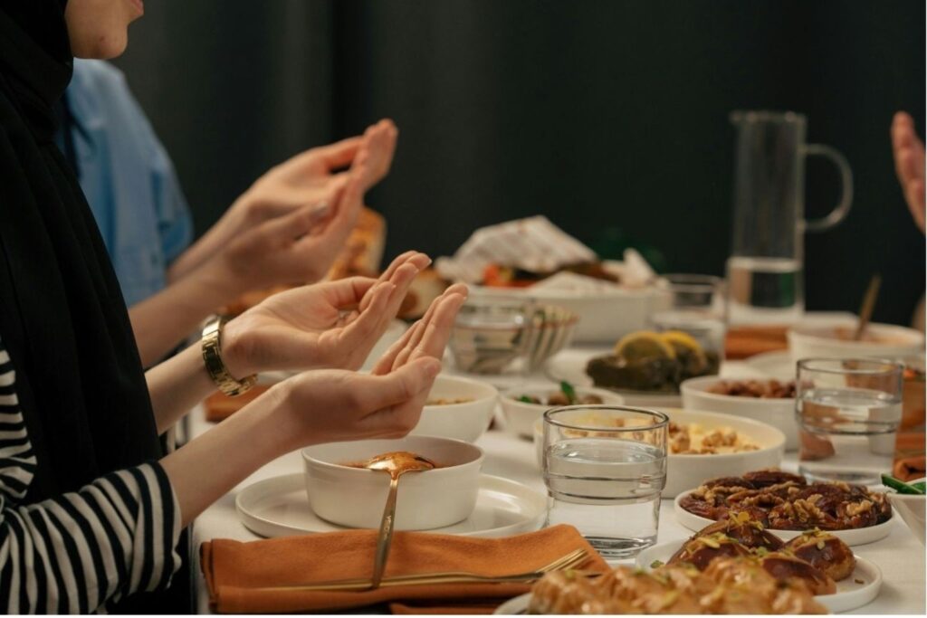 Ramadan vorbereiten mit traditionellem marokkanischem Iftar-Tisch mit Datteln und spirituelter Planungsanleitung