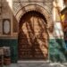 Traditionelle marokkanische Türen mit historischer Schnitzerei in der Medina zur Restaurierung und Erhaltung