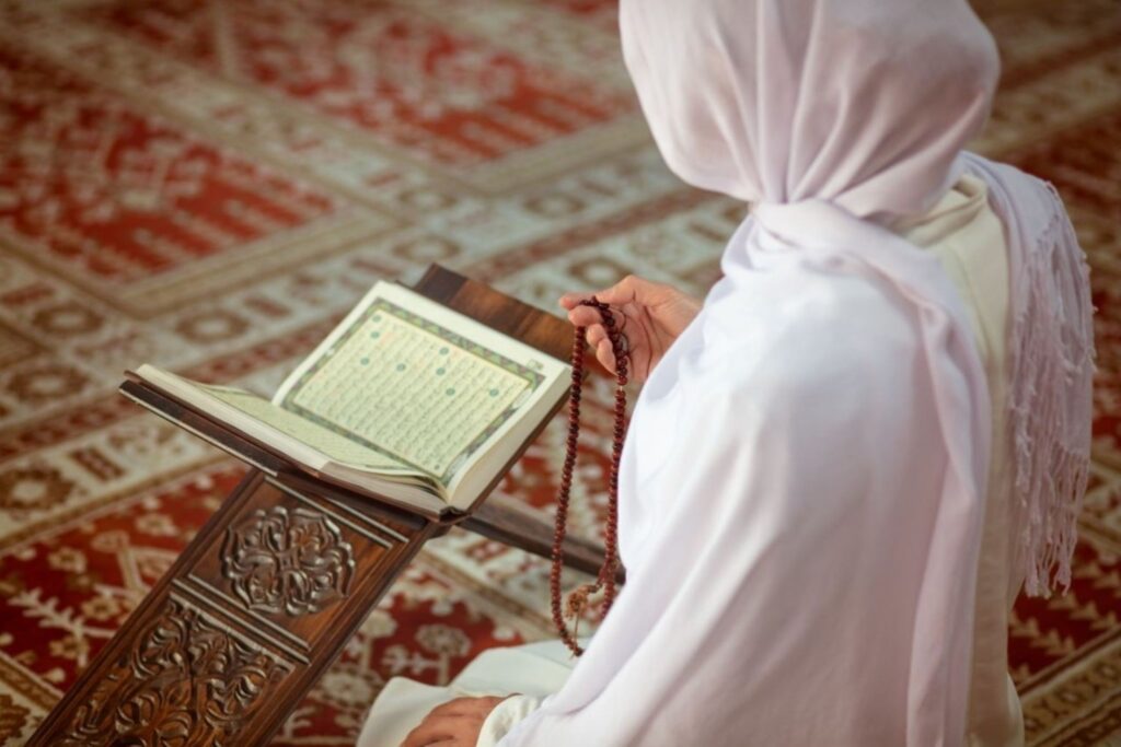 Spirituelle Bereitschaft zur Vorbereitung auf den Ramadan mit marokkanischer Muslimin beim Gebet und Koranstudium