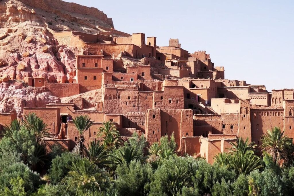 سياح مغاربة يزورون قلعة آيت بن حدو خلال رحلات يومية ربيعية من مراكش