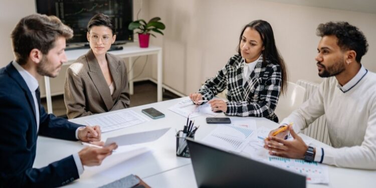 Marokkanische Geschäftsstrategie-Besprechung mit professionellem Team, das das Wachstum nach Ramadan und die Q1-Ziele plant