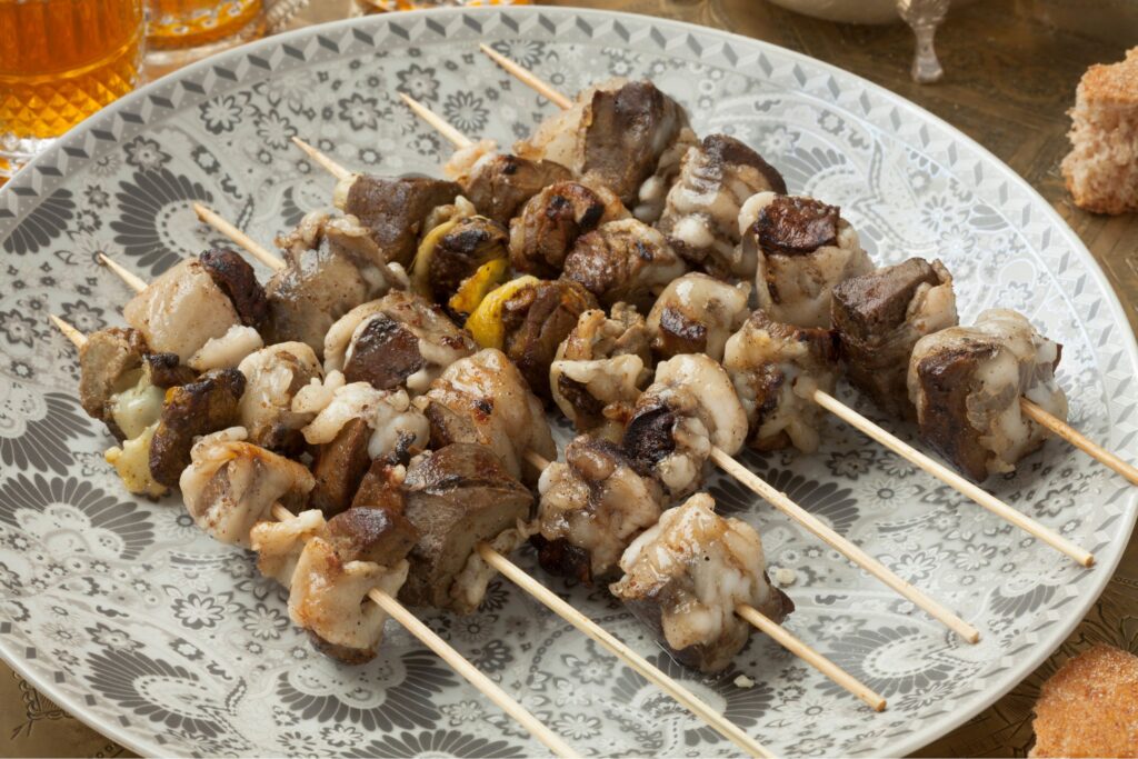 Marokkanische Familie feiert das Eid al-Adha Opfer mit Lammspießen