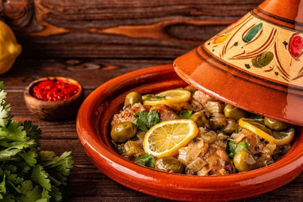 Cuisine de restaurants festifs marocains montrant tajine traditionnel et couscous pour les repas de célébration de l'Eid