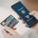 Applications Fintech au Maroc montrant les services bancaires mobiles sur smartphone avec paiement numérique et technologie financière