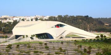 _Luftaufnahme von Rabat Marokko, die moderne Architektur und die Royal Theatre Rabat Stätte an der Flussuferfront zeigt