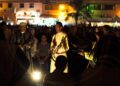 a-maalem-musician-performing-at-the-morocco-festival-unsplash - MAwebzine Een maalem-muzikant optredend tijdens het festivalseizoen van Marokko in Essaouira, met een menigte rond het open-air podium