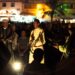 Een maalem-muzikant optredend tijdens het festivalseizoen van Marokko in Essaouira, met een menigte rond het open-air podium