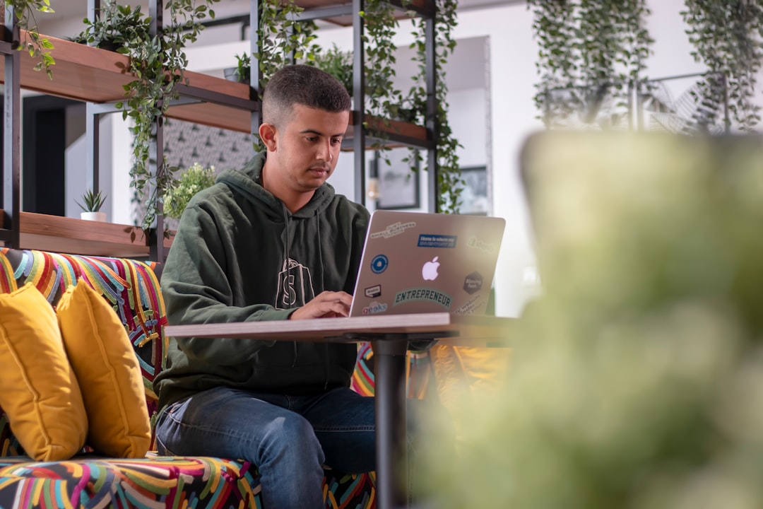 Een ondernemer aan een bureau in een coworking space in Agadir, wat de gemeenschap van digitale nomaden aan de Atlantische kust van Marokko illustreert