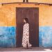 a-moroccan-woman-wearing-a-flowing-linen-kaftan-unsplash - MAwebzine Een Marokkaanse vrouw in een vloeiende linnen kaftan bladert door een medinamarkt, die duurzame mode in Marokko vertegenwoordigt