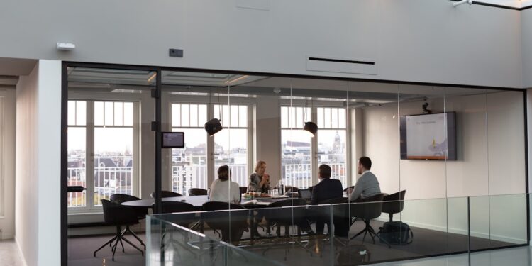 business-meeting-office-unsplash - MAwebzine Ein Gründer überprüft Registrierungsdokumente zur Gründung eines Unternehmens in Marokko an einem Schreibtisch in Casablanca