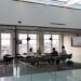 business-meeting-office-unsplash - MAwebzine Ein Gründer überprüft Registrierungsdokumente zur Gründung eines Unternehmens in Marokko an einem Schreibtisch in Casablanca