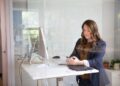 business-women-unsplash - MAwebzine Een zakenvrouw loopt langs de kust van Essaouira tijdens het juni Marokko-reizoen, met Atlantische winden op de achtergrond.