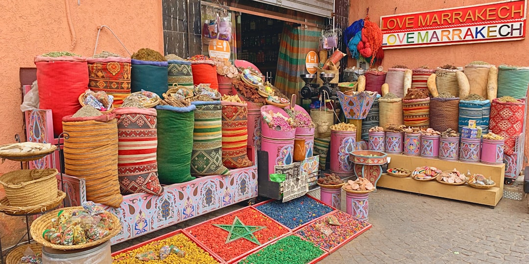 Een chef selecteert aromatische kruiden op een Marokkaanse markt om een authentieke Marokkaanse tajine klaar te maken.