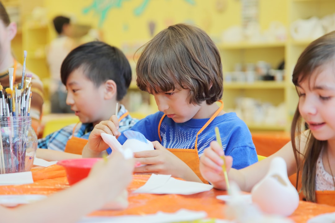 kinderen aardewerk in een koele binnenwerkplaats, de beste activiteiten om kinderen koel te houden tijdens Marokko's heetste middag uren.