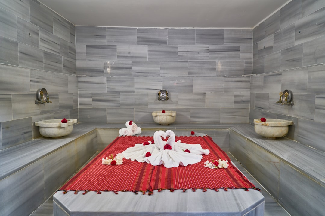 Ein Paar genießt eine Hammam-Behandlung in einem der exklusivsten privaten Riads Marokkos in der Medina