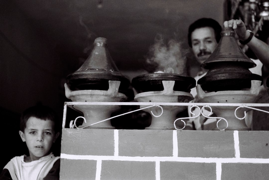 Een gezin met kinderen leert koken in een traditionele riad-keuken, een van de populairste Marrakech-activiteiten voor kinderen