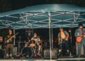 Un musicien se produit devant une large foule lors d'un concert en plein air de Jazzablanca à Casablanca