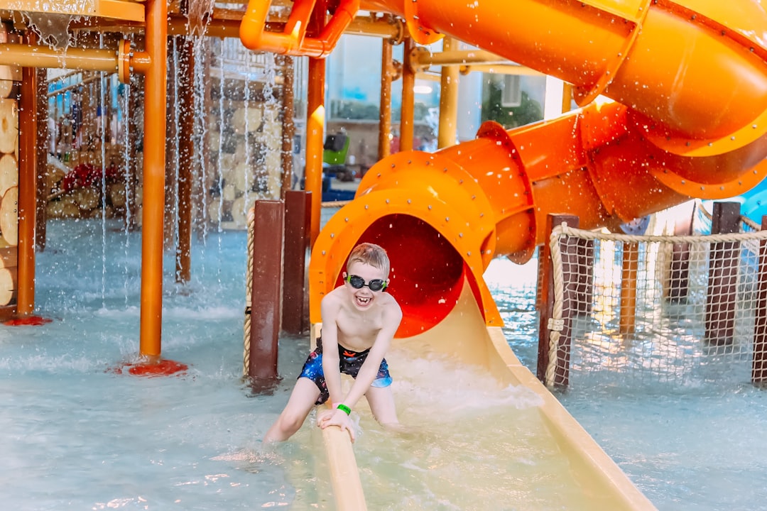 Kinderen genieten samen van waterglijbanen, waarbij kinderen koel blijven in een openlucht waterpark op een hete Marokkaanse zomerdag.