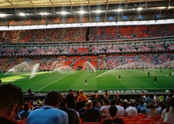 moroccan-football-fan-stadium-crowd-unsplash - MAwebzine Een gepassioneerde Marokkaanse voetbalfan in een stadion, die de energie achter Marokkaanse diplomatie en de 2030 World Cup-kandidatuur vertegenwoordigt
