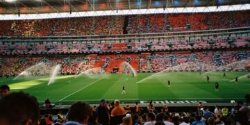 moroccan-football-fan-stadium-crowd-unsplash - MAwebzine Een gepassioneerde Marokkaanse voetbalfan in een stadion, die de energie achter Marokkaanse diplomatie en de 2030 World Cup-kandidatuur vertegenwoordigt