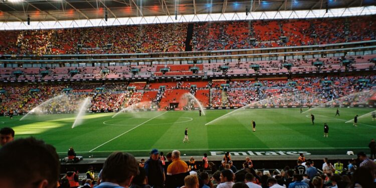 Een gepassioneerde Marokkaanse voetbalfan in een stadion, die de energie achter Marokkaanse diplomatie en de 2030 World Cup-kandidatuur vertegenwoordigt
