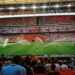 Een gepassioneerde Marokkaanse voetbalfan in een stadion, die de energie achter Marokkaanse diplomatie en de 2030 World Cup-kandidatuur vertegenwoordigt