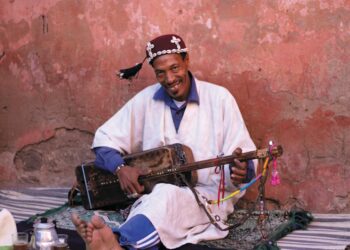 Een maalem treedt op voor een groot publiek op het Gnaoua-festival in Essaouira, Marokko