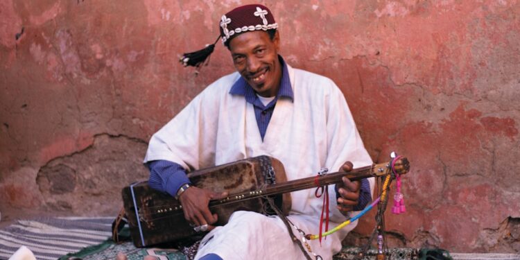 moroccan-musician-performance-unsplash - MAwebzine Een maalem treedt op voor een groot publiek op het Gnaoua-festival in Essaouira, Marokko