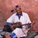 Een maalem treedt op voor een groot publiek op het Gnaoua-festival in Essaouira, Marokko