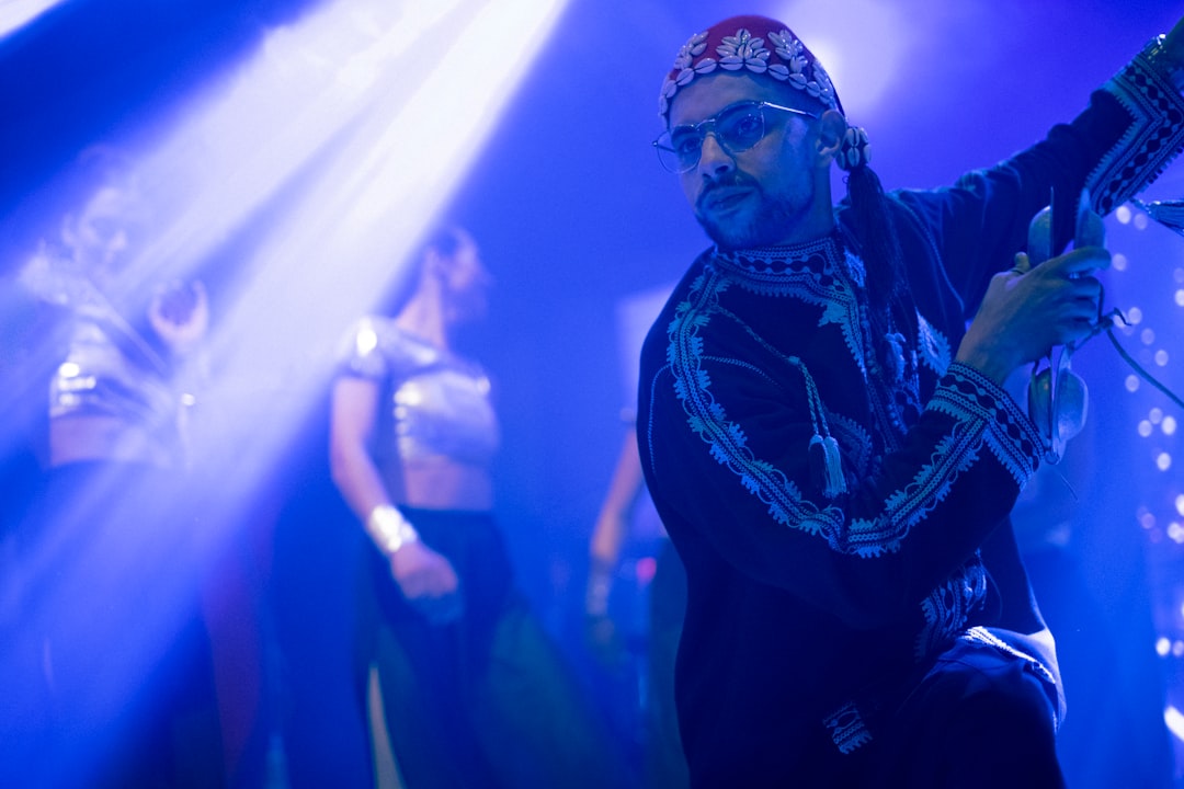 Internationale en Marokkaanse muzikanten treden gezamenlijk op tijdens het Gnaoua-festival