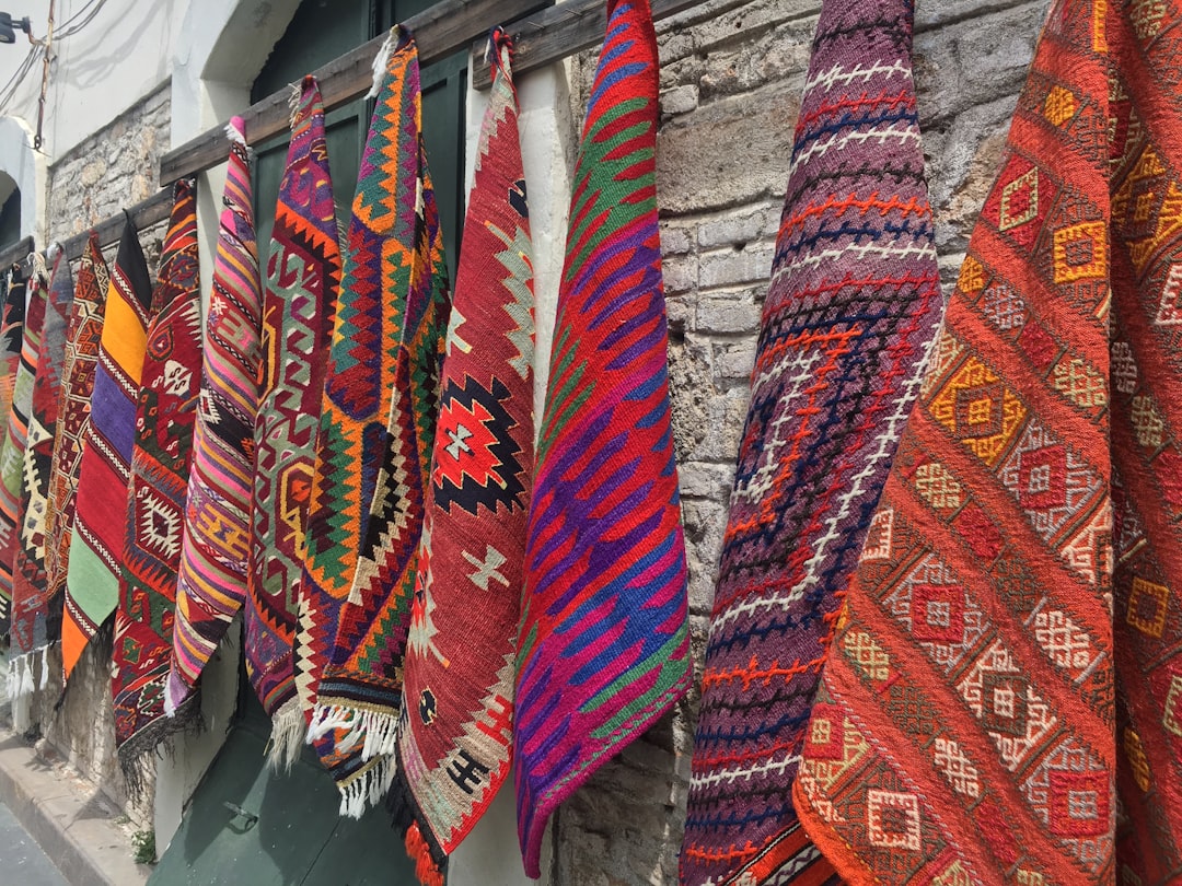 Vrouwen in een Marokkaanse coöperatief sorteren en bereiden handgeweven textiel voor dat gemaakt is van natuurlijke wol en plantaardige verfstoffen.