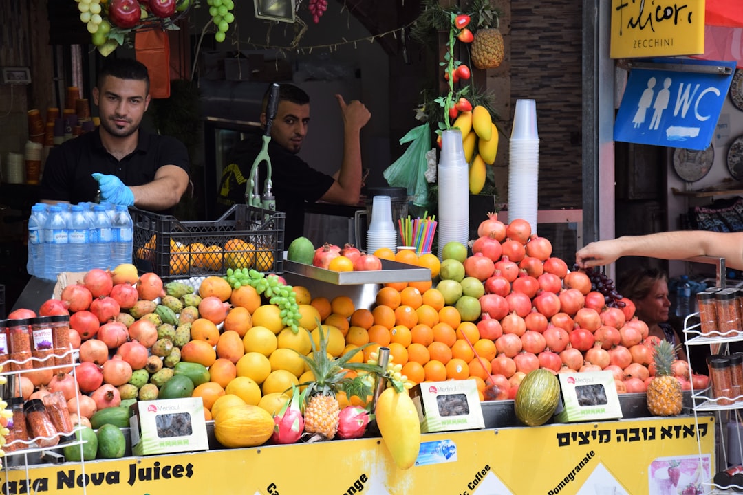 Een vrouw die op een warme zomeermiddag vers geperst sinaasappelsap geniet bij een Marokkaans straatvoedselkraampje